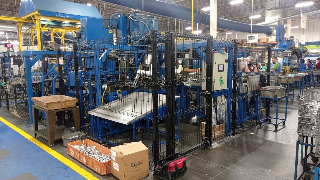 Línea de producción automatizada con estructura azul y robots