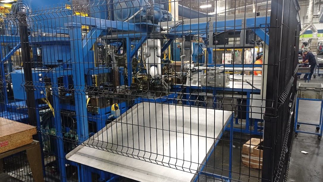 Línea de producción con celdas de trabajo y estructura de perfil