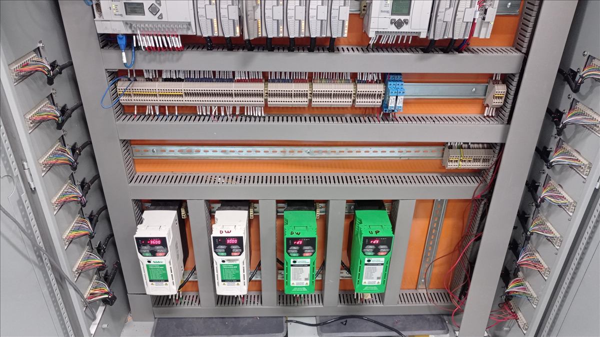 Gabinete de control con PLC, variadores y cableado ordenado