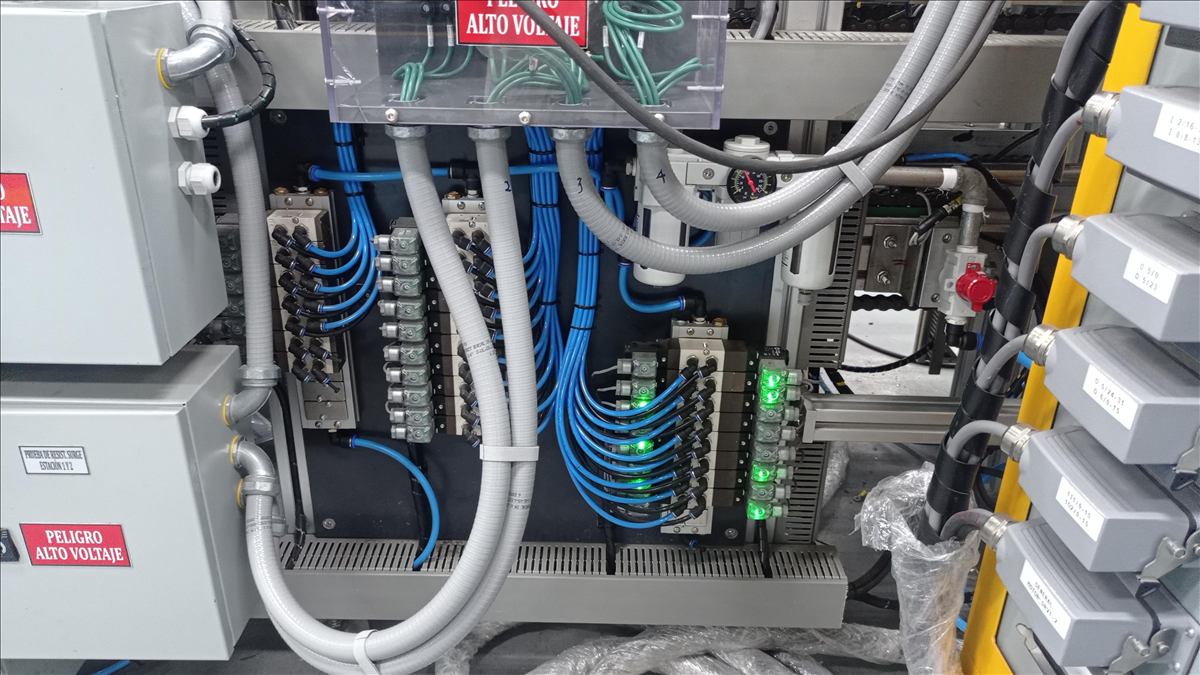 Sistema neumático con electroválvulas y mangueras