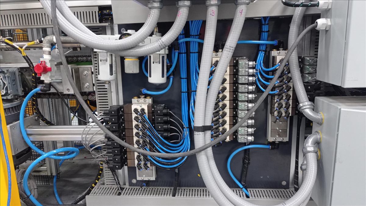 Manifold y válvulas neumáticas en un equipo